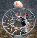 Kind spielt Basketball