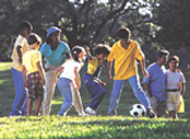 Junge Amerikaner spielen "Soccer". (U.S. National Park Service)